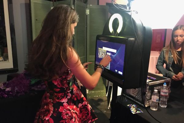 Green screen sharing station for text and email delivery