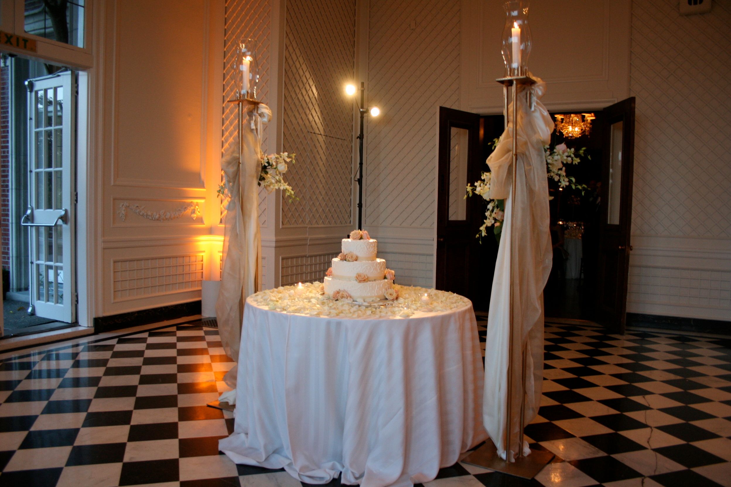 Pinspot and flood lighting on a wedding cake