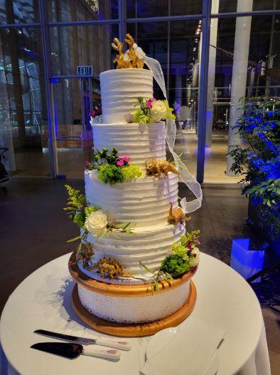 Pinspot lighting on a wedding cake