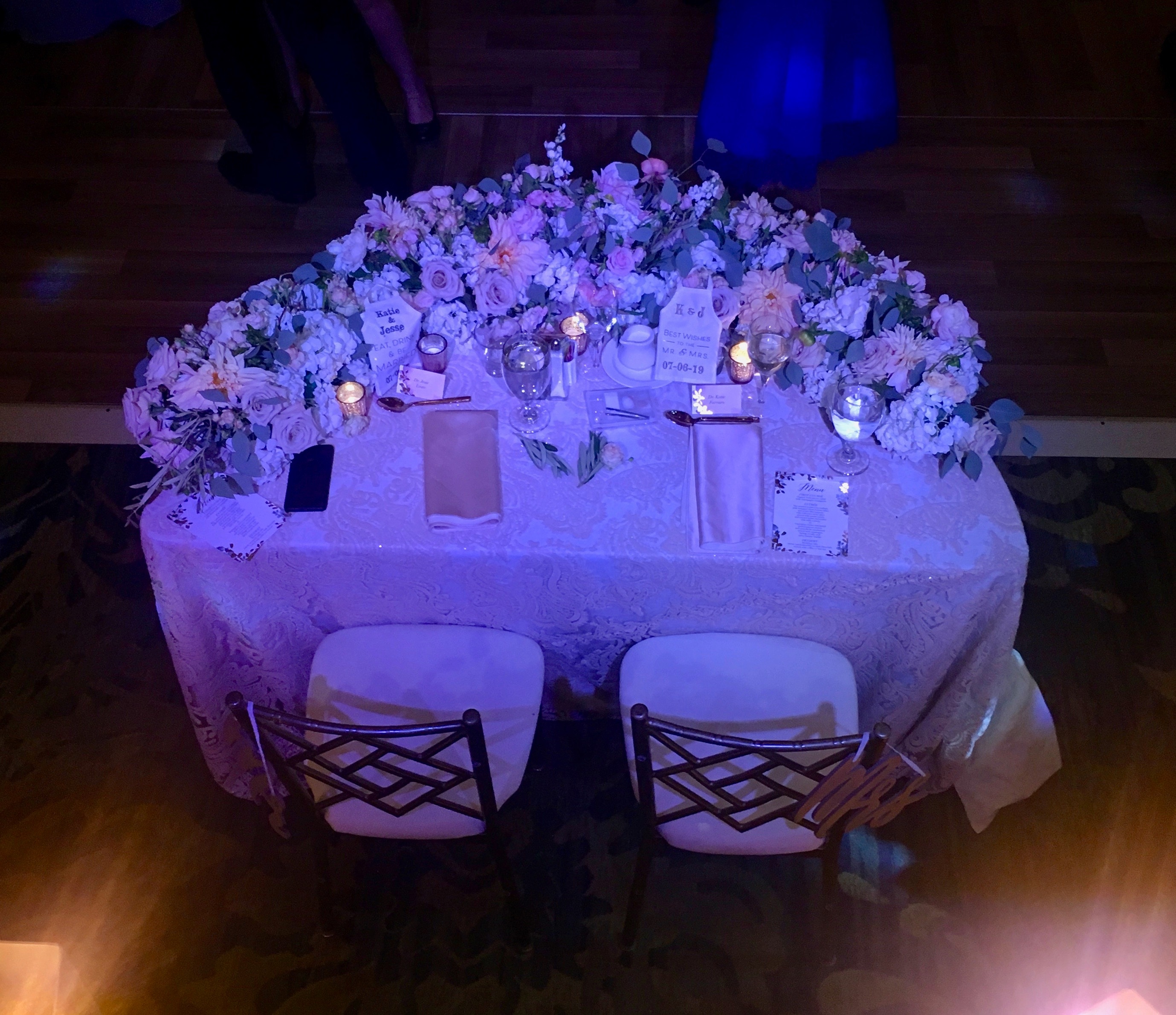 Wash lighting on a sweetheart table